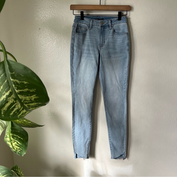 Lulus | Perfect For You Light Wash Mid-Rise Cropped Skinny Jeans - Picture 2 of 9